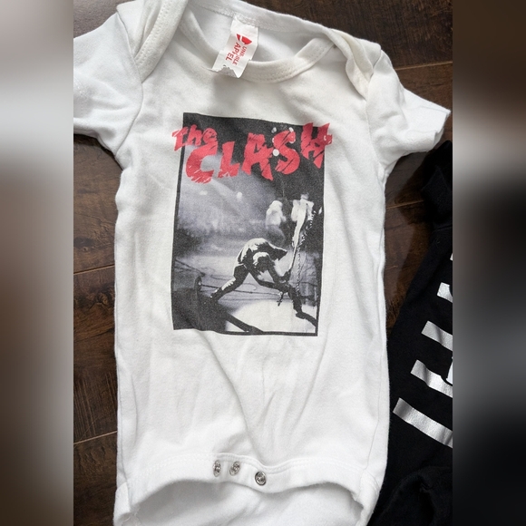 Rock onesies - Picture 3 of 7